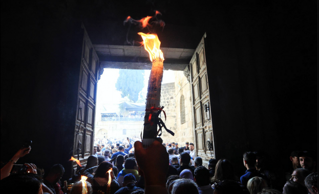 Благодатният огън слезе в Йерусалим в църквата на Божи гроб.
Това
