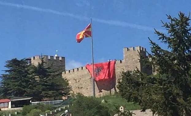 Огромно албанско знаме над Самуиловата крепост скандализира Охрид