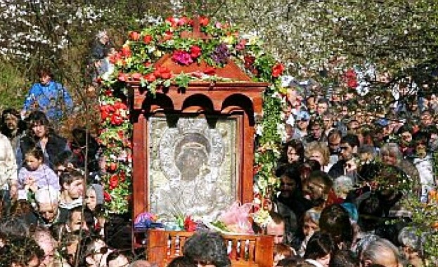 Стотици се прекланят пред чудотворната икона на Света Богородица в Бачковския манастир