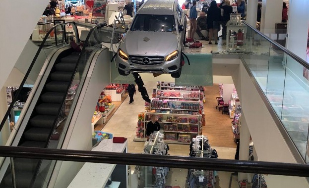 Кола се вряза в търговски център в Хамбург 