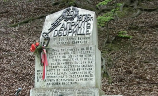 Венци и цветя в памет на загиналите в Априлската епопея