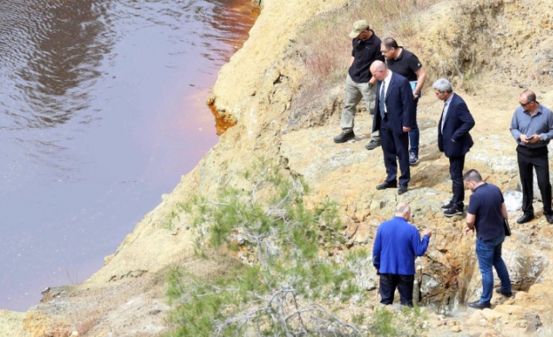 Зловеща находка: Завързан труп в куфар бе открит в токсичното Червено езеро в Кипър