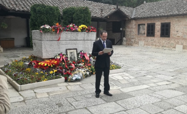 Българи отдадоха почит пред саркофага на Гоце Делчев в Скопие