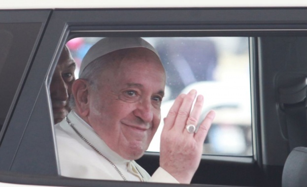  Папа Франциск дарява 250 000 евро в подкрепа на пострадалите в Бейрут 