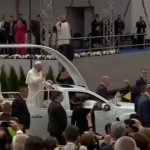 Франциск помаха от папамобила, хиляди го посрещнаха за неделната меса