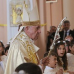 Папа Франциск даде първо причастие на 245 деца 