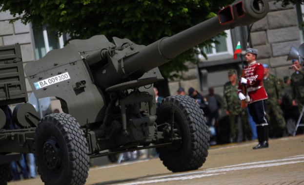 Над 1000 военни и десетки бойни машини на парада в София