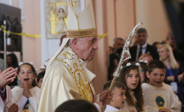 Папа Франциск даде първо причастие на 245 деца 