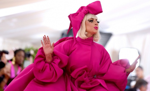 Лейди Гага с провокативно облекло на благотворителен бал