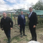 Министър Порожанов посети засегнати от градушката стопани
