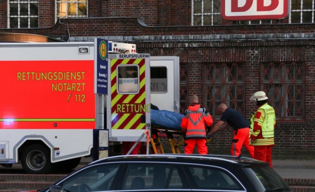  Осем ранени след катастрофа на пътнически влак с камион в Германия 