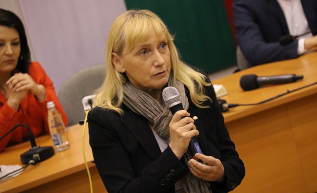 Елена Йончева: Кранчето за газта се държи от Турция, искат да й дадат и българското летище