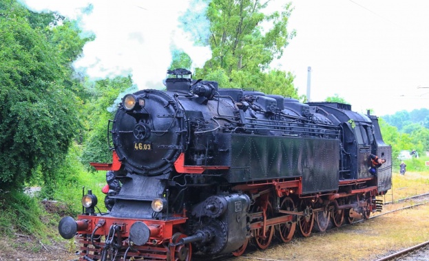 Десетки стари локомотиви са събрани край Санкт Петербург и са