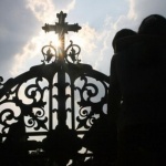 Богослов: Други православни църкви ограничиха достъпа до храмовете, не бива да изкушаваме Бога 