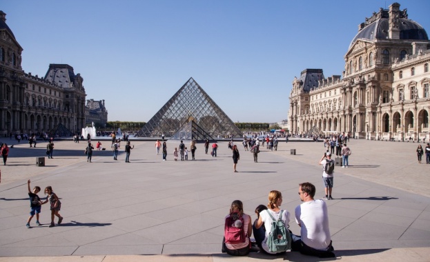 Лувърът в Париж най посещаваният в света музей и дом на