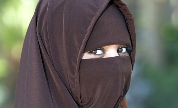 Германия обмисля да забрани на ученичките да носят ислямски забрадки