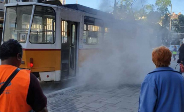 Трамвай се запали в центъра на София 