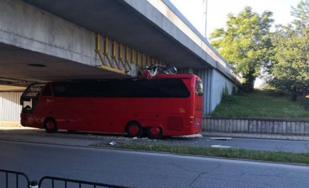 Автобус, минал под мост в Пловдив, остана без покрив