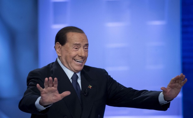 Бившият италиански премиер и медиен магнат Силвио Берлускони е с