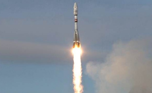 Руска ракета Союз с трима астронавти на борда беше изстреляна