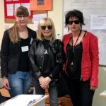  Лили Иванова се снима с почитателите си в избирателната секция 