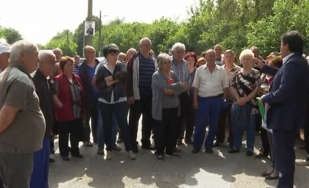 Пловдивско село на бунт: Блокира път заради безводие