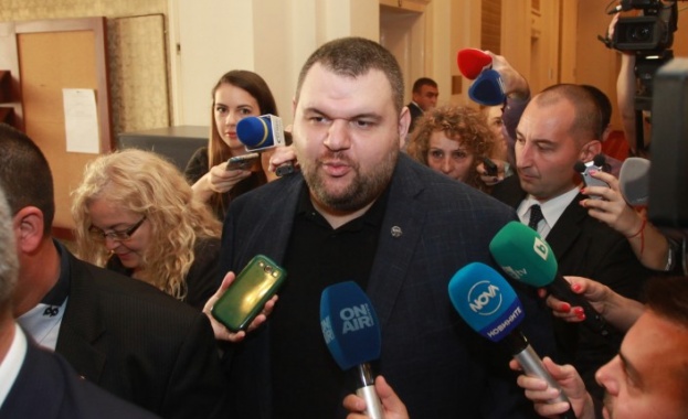 Делян Пеевски се появи в НС, няма да ходи евродепутат в Брюксел