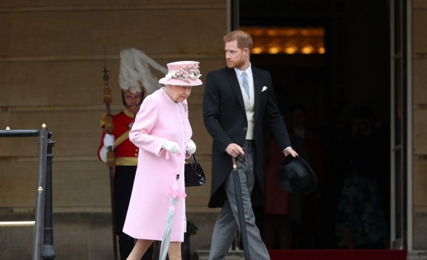Принц Хари и Елизабет II посрещаха гости на третото чаено парти