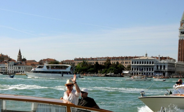 Брад Пит подремва във водно такси във Венеция