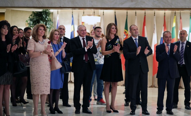  Румен Радев към абитуриентите: Правете избори, с които да се гордеете, и бъдете добри хора