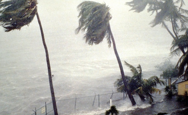 Силният ураган от категория 3 Дъглас със скорост на вятъра