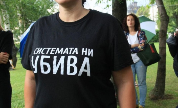 Майки от гражданската инициатива Системата ни убива ще настояват днес