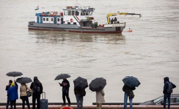 Как ще бъде извадено злополучното корабче от водите на Дунав в Будапеща?