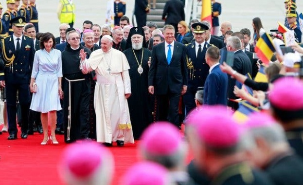 Папа Франциск получи в Румъния яйца от Буковина 