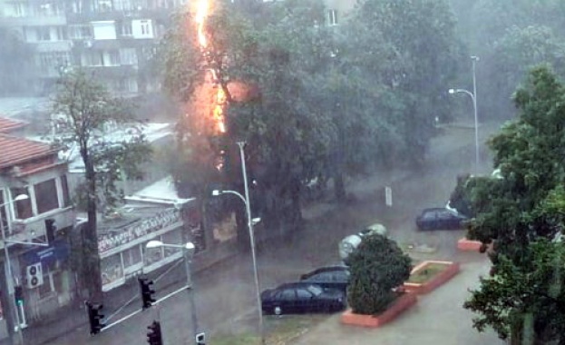 Бури и порои в цялата страна, 70 литра на кв. метър удавиха Пловдив