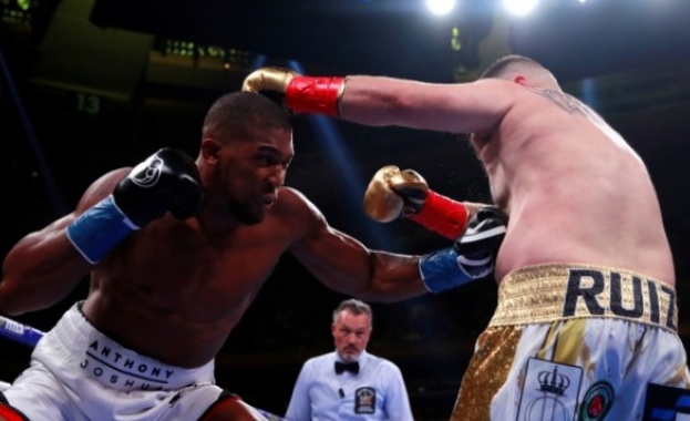 Очакваният с огромен интерес сблъсък за обединение на шампионските пояси