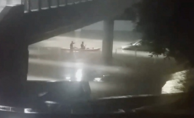 Двама пловдивчани преплуваха с кану централен градски подлез