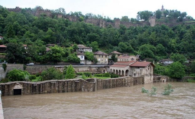 Река Янтра наводни двора на църквата „Св. 40 мъченици"