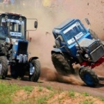 Зрелищно състезание с трактори в Русия (видео)