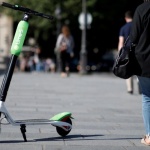 Париж забранява паркирането на електрически тротинетки по тротоарите