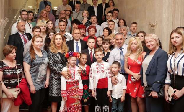 Президентът се срещна с българската общност в Санкт Петербург 