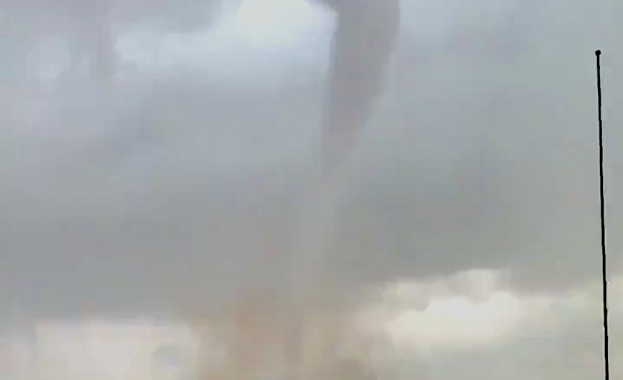 Най малко петима души загинаха а поне 130 са ранените в