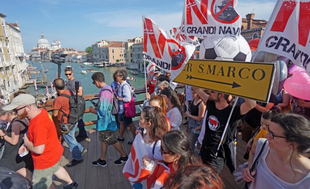 Протест във Венеция поиска забрана на влизането на круизни кораби в лагуната