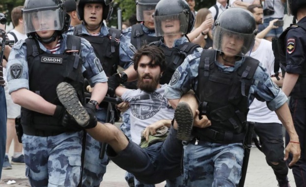 Масови арести на протест в подкрепа на журналиста Иван Голунов