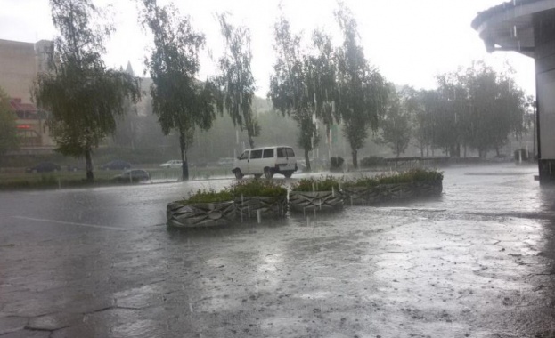 Проливен дъжд наводни болницата в Девин 