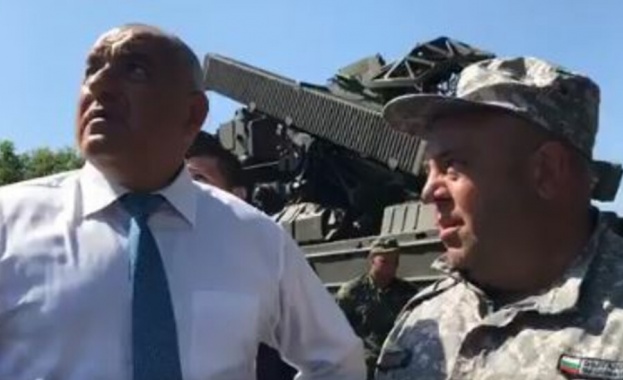 Борисов и Каракачанов наблюдават военно учение в Шабла