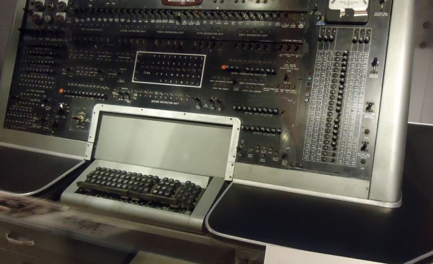 На 14 юни 1951 г. във Вашингтон е представен първият компютър, предназначен за масова употреба