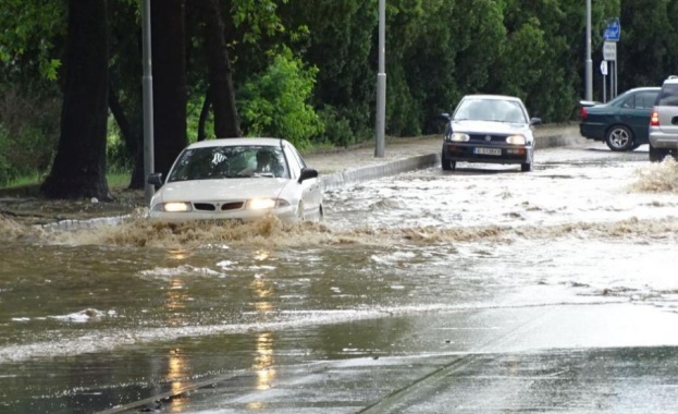 Проливен дъжд наводни улици в Благоевград