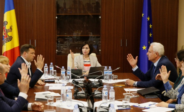 Старото правителство на Молдова отстъпи властта на ново