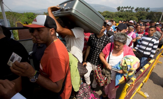 Хиляди венецуелци искат да избягат в Перу